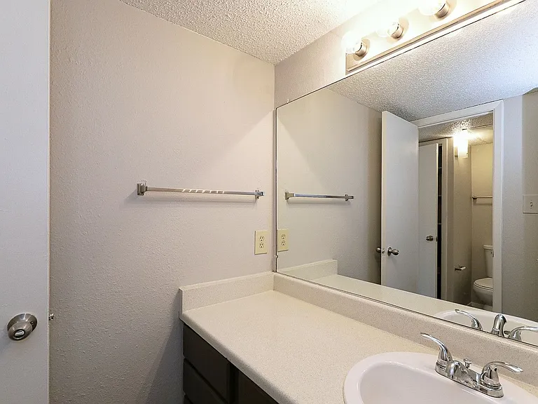 City Crest Apartments — Photo 154