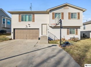 2929 NW 8th St, Lincoln, NE 68521