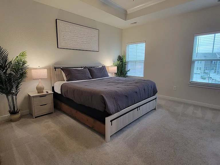 906 Stern Way — Photo 2
