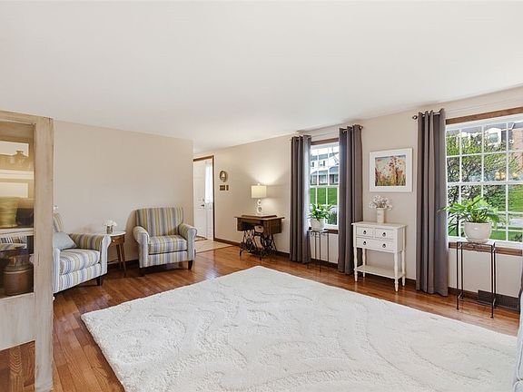 5th image of 9044 Woodview Dr