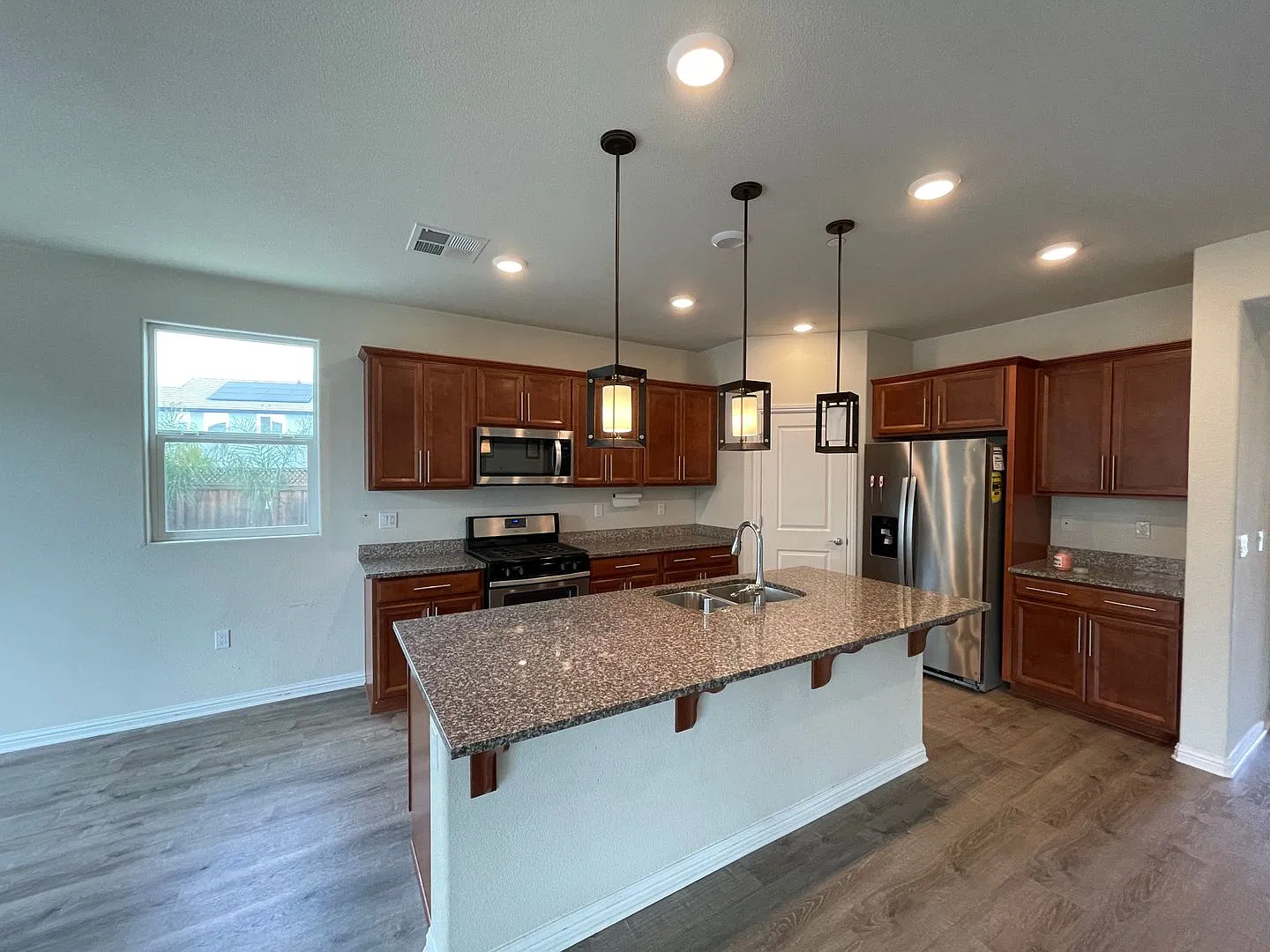 Gorgeous 5 Bed, 4 Bath home with SOLAR in Brentwood — Photo 3