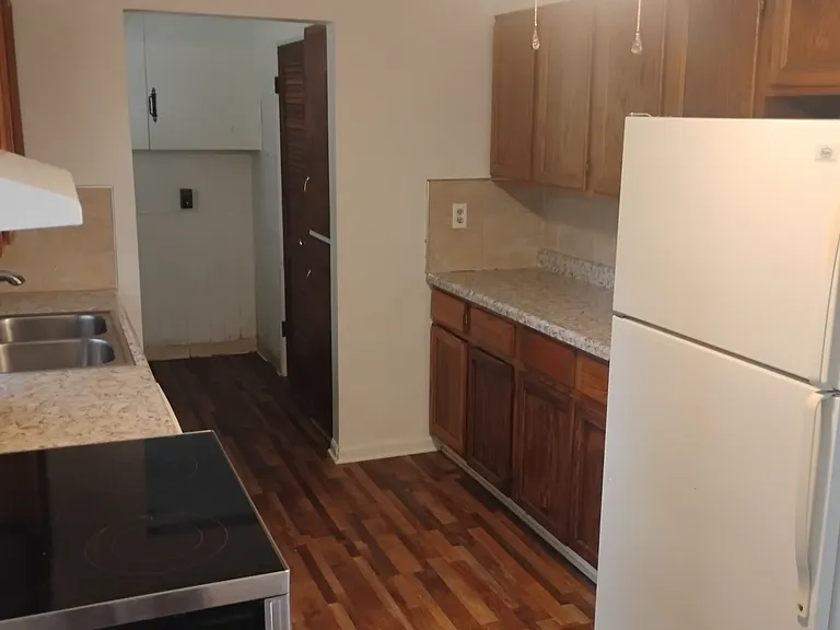 1523 Elfrink St — Photo 6