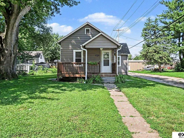 514 S 12th St, Tekamah, NE 68061