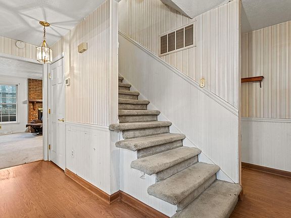 3rd image of 402 Brentwood Way
