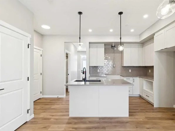 537 E Hotchkiss Dr SE, Calgary, AB T3S 0G3