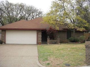 108 Shady Oaks Dr, Burleson, TX 76028