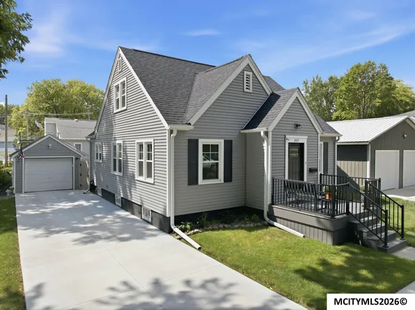 207 N 7th St, Clear Lake, IA 50428