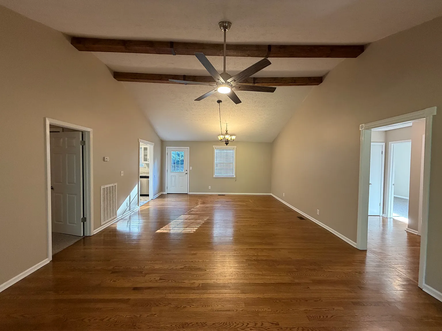 3 bed, 1456 sqft, $2,200 — Photo 3