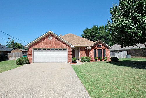 2nd image of 204 Eastgate Dr