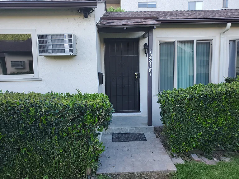 1/2 Moorpark St — Photo 3