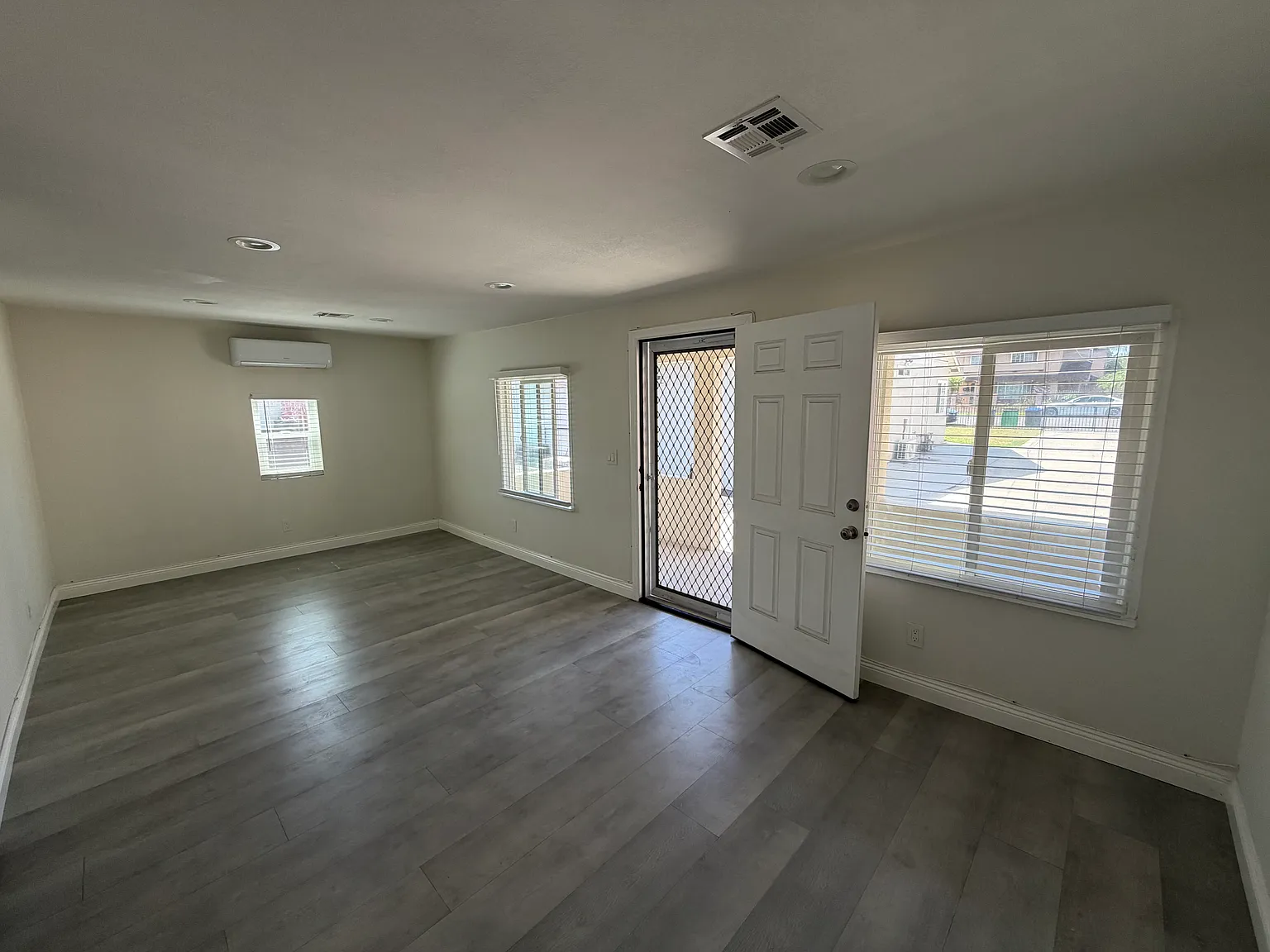 2 bed, 750 sqft, $2,500 — Photo 3