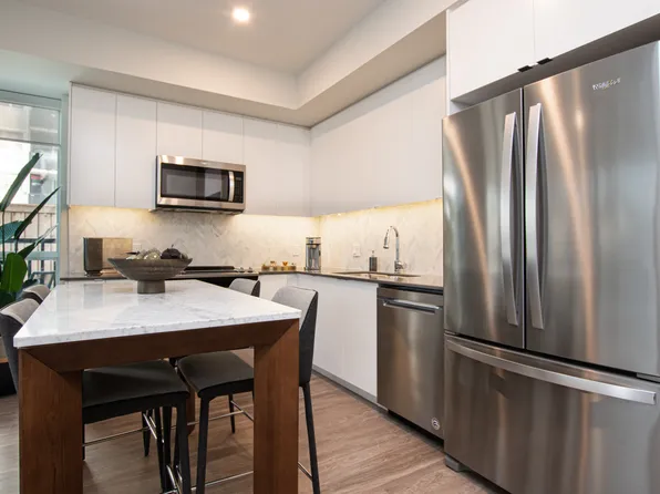 2475 Hurontario St #108, Mississauga, ON L5A 0A9