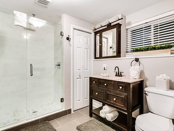 3rd image of 1032 W Diversey Pkwy #2