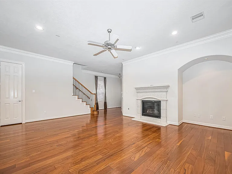 1522 Olive Park — Photo 5