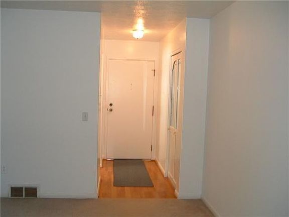 4th image of 27 Colonial Pkwy APT B