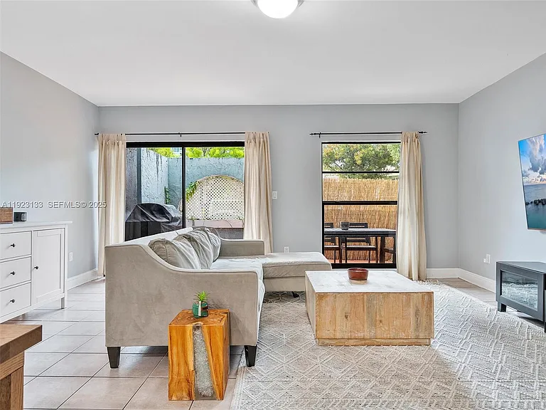 515 NE 38th St #10 — Photo 36