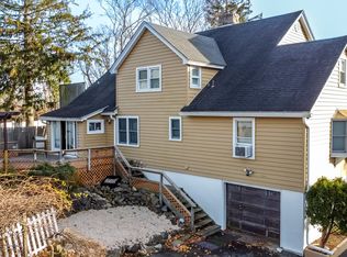 70 Old Riverhead Rd, Hampton Bays, NY 11946