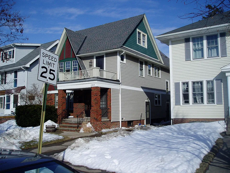 1315 Hathaway Ave