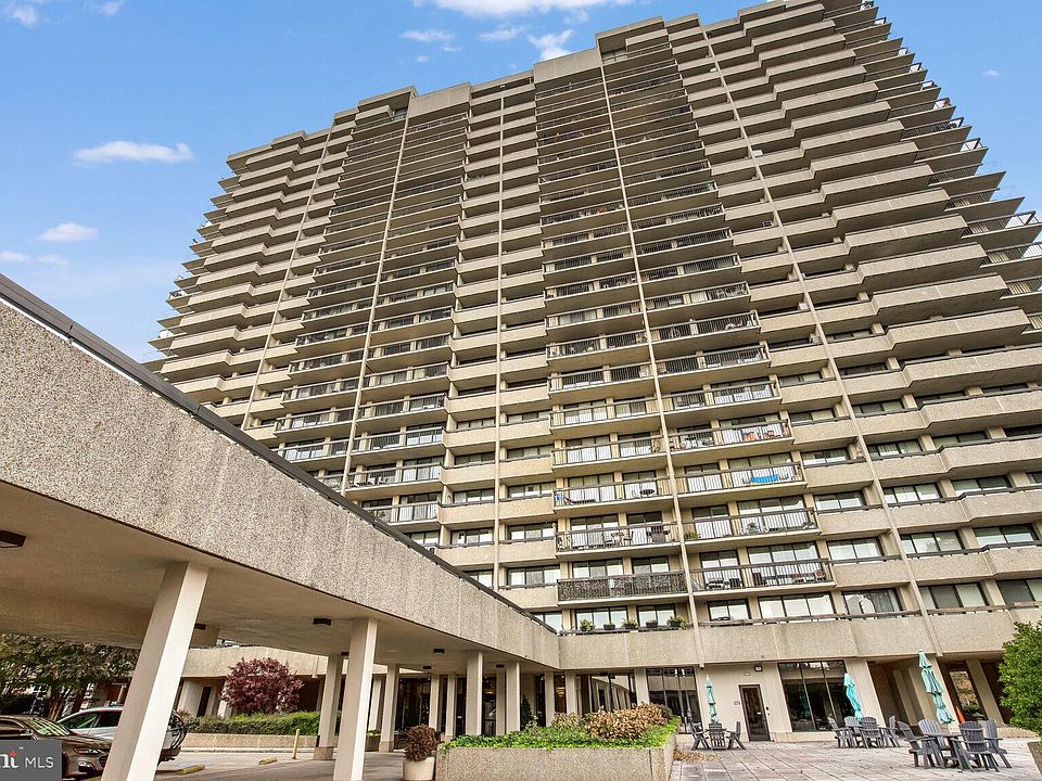 1st image of 400 Madison St APT 702