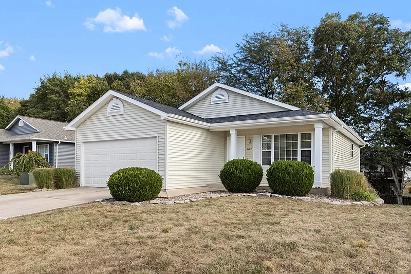 3 bed, 2.0 bath, 1038 sqft, $2,100 — Photo 2