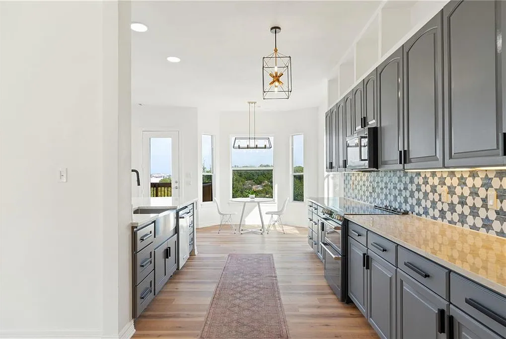 5 bed, 3.0 bath, 2998 sqft, $4,900 — Photo 2