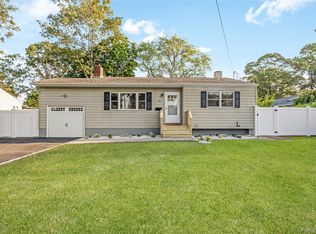 49 45th St, Islip, NY 11751