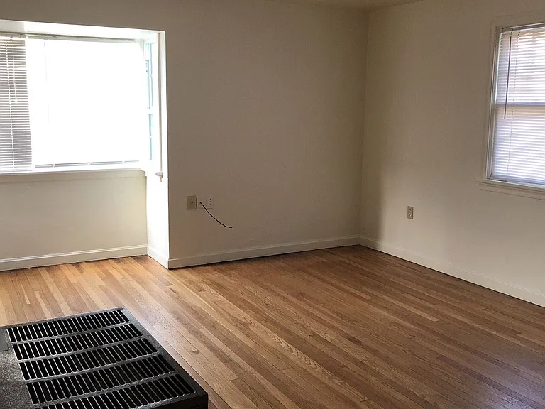 309 NW Cleveland St — Photo 3