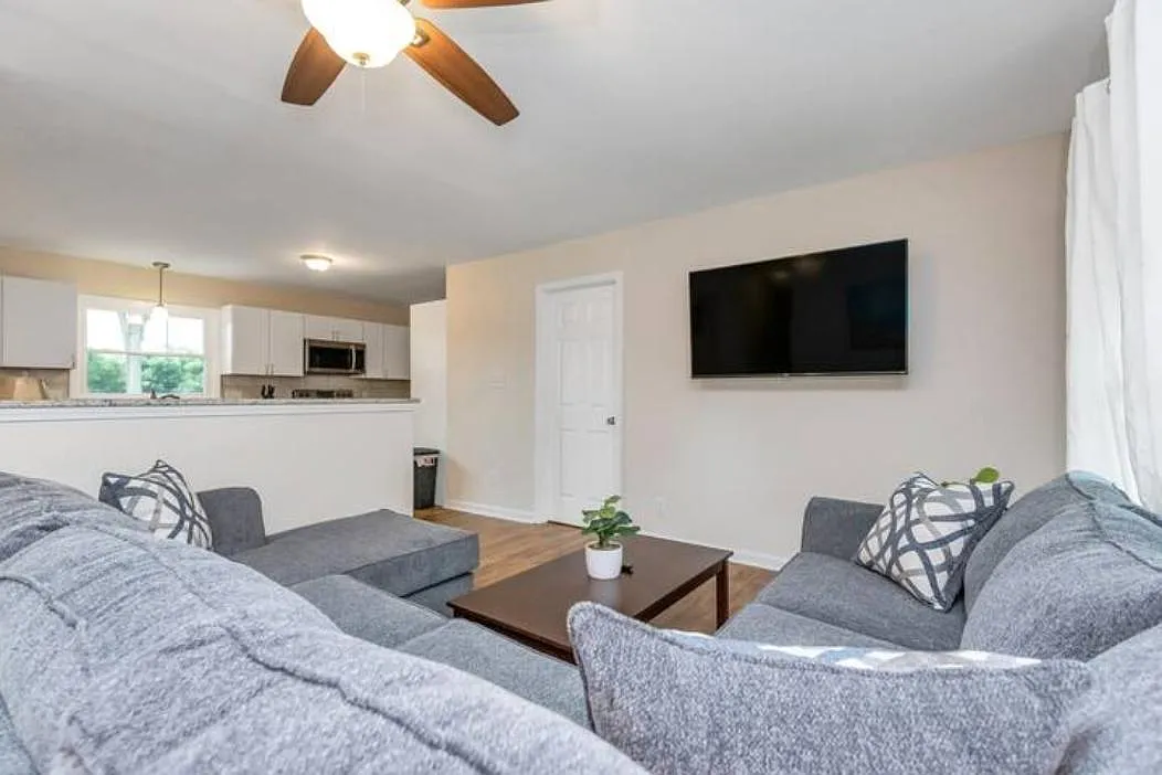 3 bed, 1600 sqft, $2,400 — Photo 2