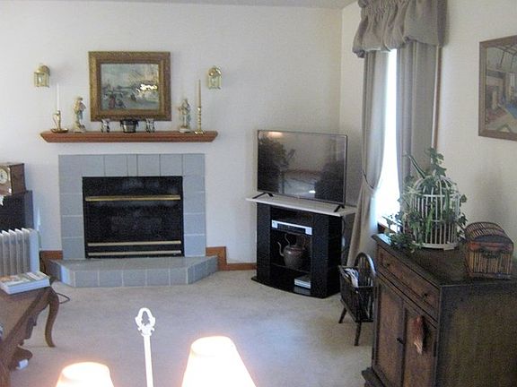 3rd image of 187 Stevenson Dr