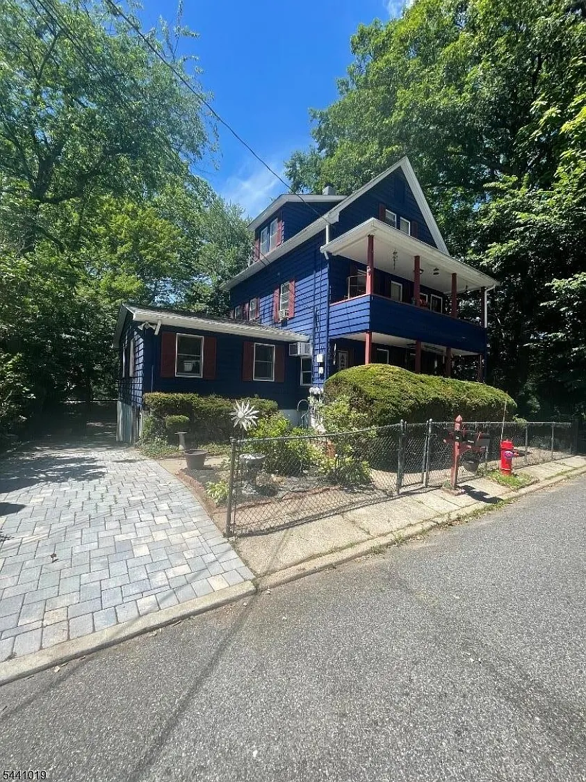 3 bed, 1.0 bath, 1099 sqft, $2,800 — Photo 2