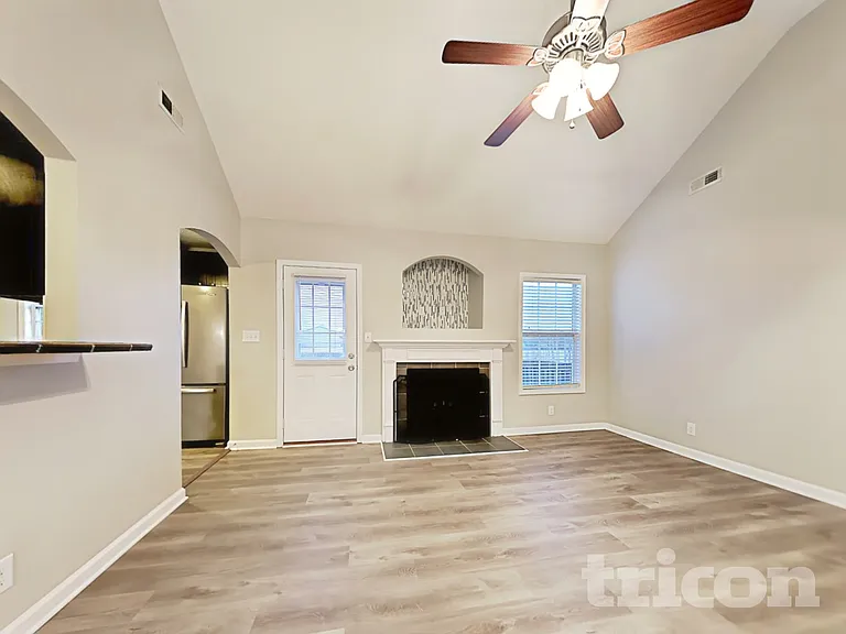 1612 Broad Cir — Photo 2