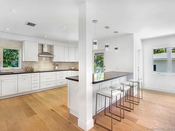 5th image of 445 Almeria Ave