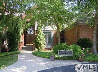 6222 Orchard Woods Dr, West Bloomfield, MI