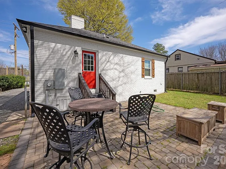 307 E Peterson Dr — Photo 17