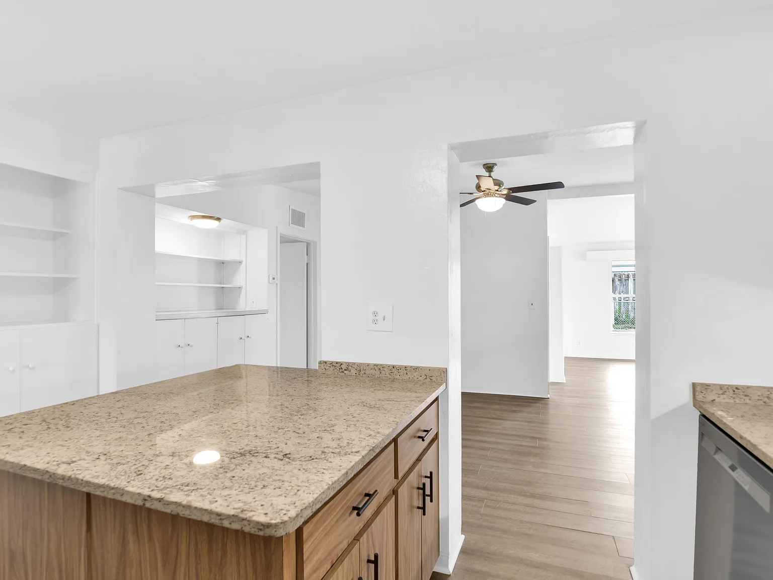 3 bed, 2.0 bath, 1694 sqft, $3,395 — Photo 4