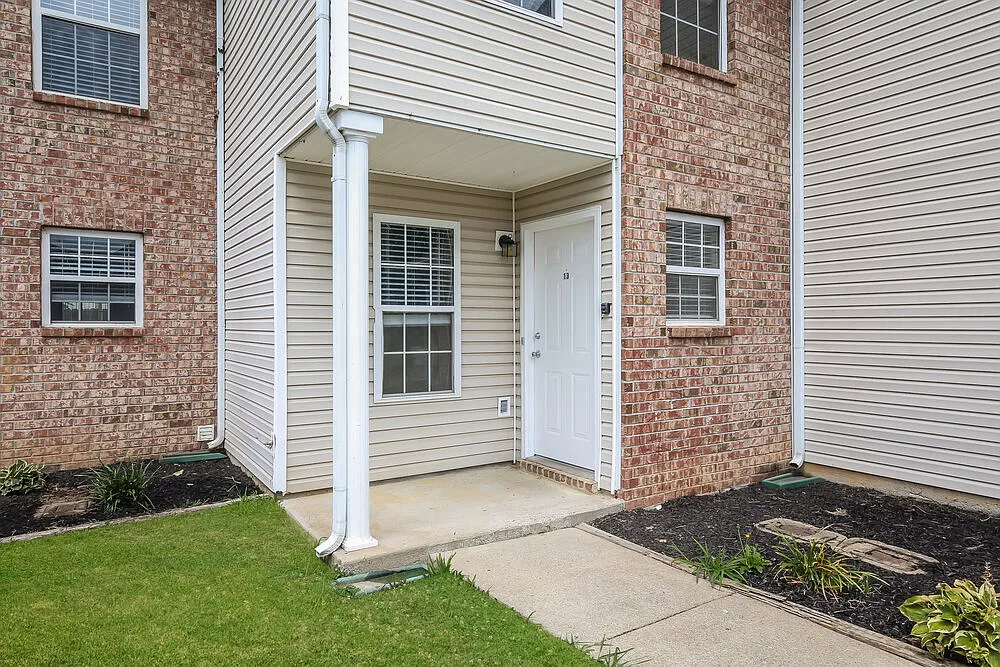 2 bed, 1.5 bath, 910 sqft, $1,565 — Photo 3