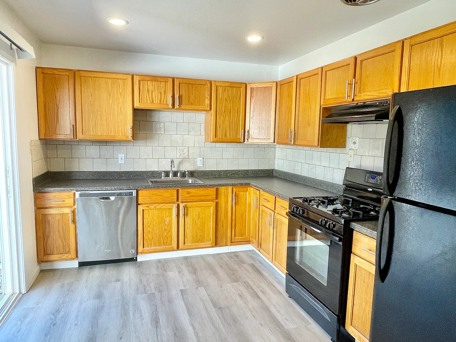3 bed, 1040 sqft, $4,700 — Photo 2