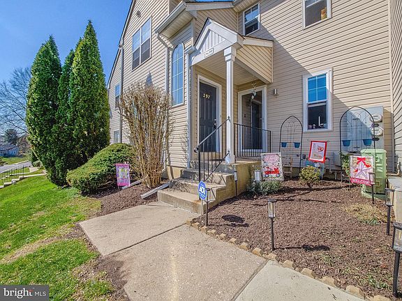 3rd image of 297 Wexford Ct