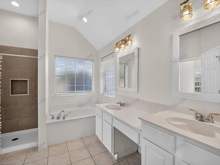8009 Owl Creek Ln — Photo 16