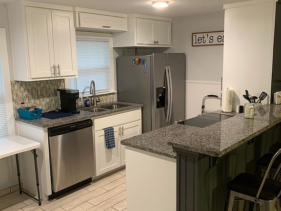 2nd image of 904 W Lakeside Dr