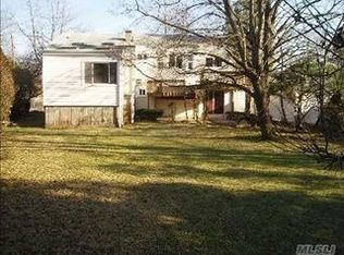 2886 Rosebud Ave, Merrick, NY 11566