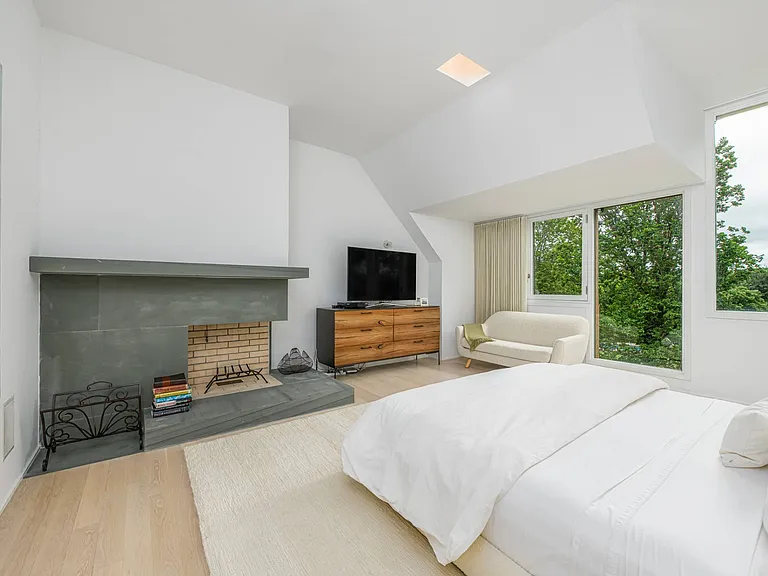 284 Edge Of Woods Rd — Photo 22