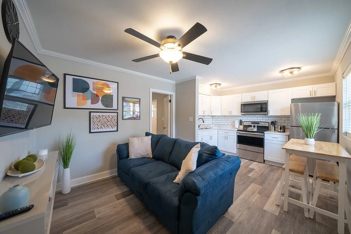 1 bed, 400 sqft, $2,100 — Photo 2