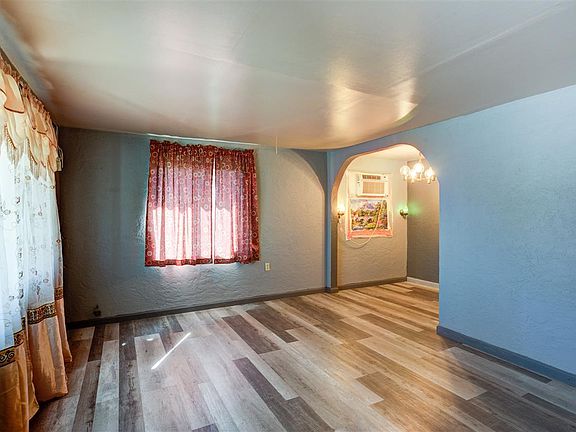 2nd image of 531 W Entiat Ave