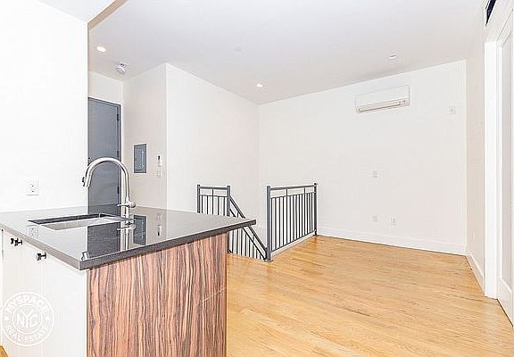 5th image of 1534 Putnam Ave #4D