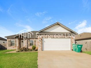 220 Grove Ln, Centerton, AR 72719