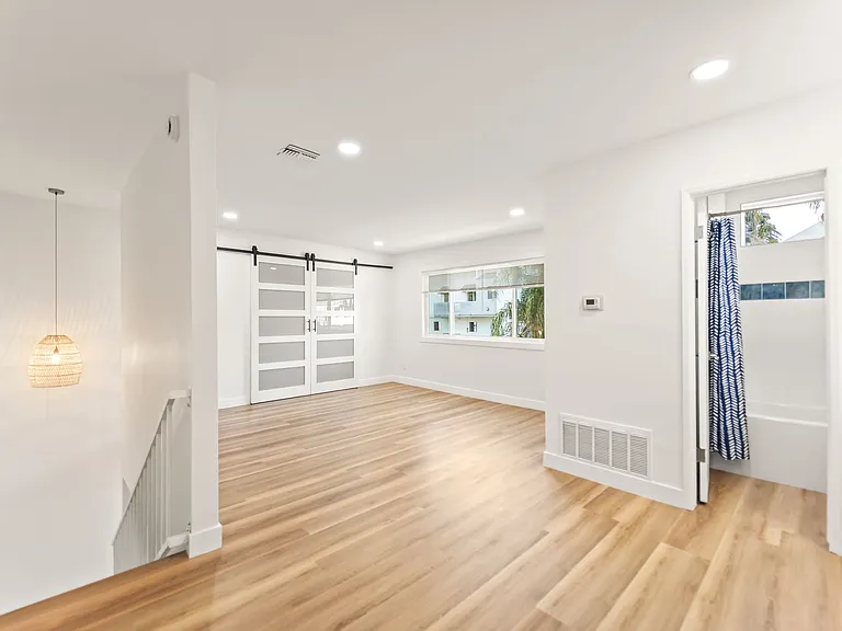 4329 Van Nuys Blvd — Photo 10