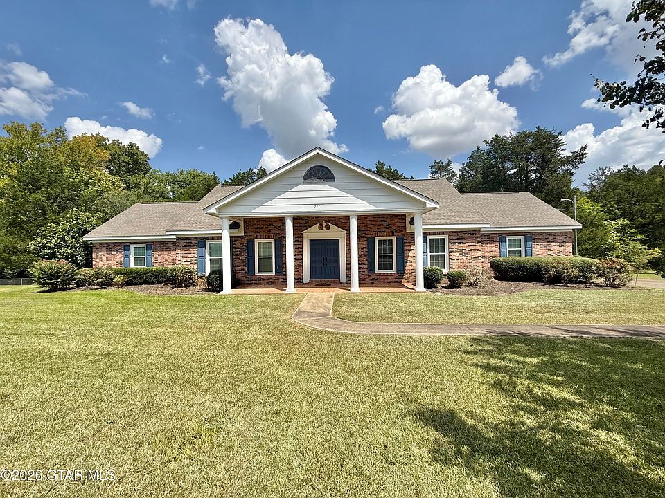 1st image of 227 Pinecrest Dr