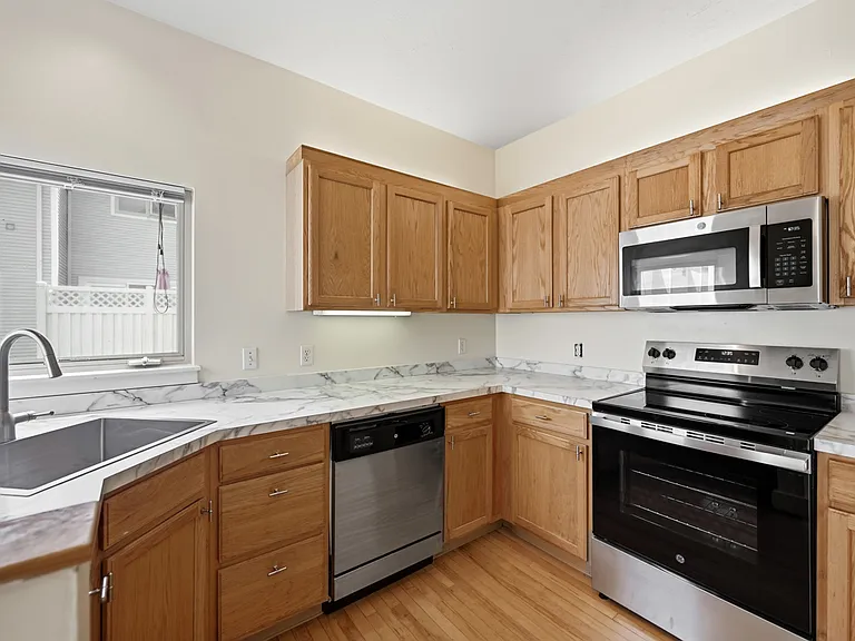 251 Carron St — Photo 13