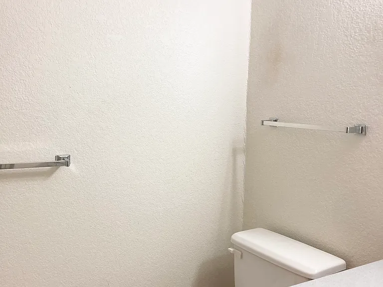 400 11th Ave NE #208 — Photo 18